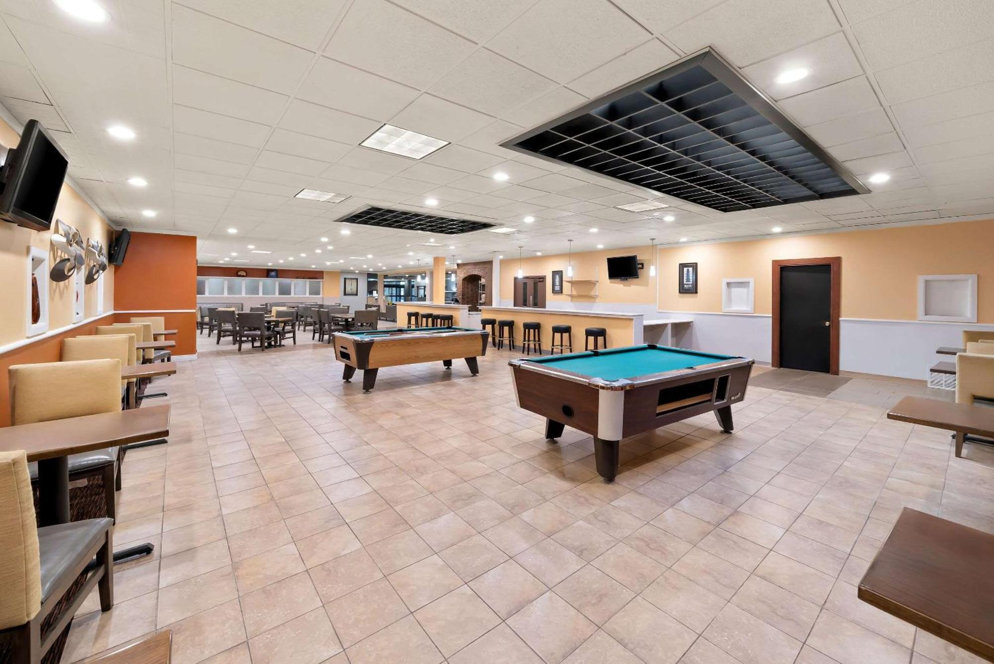 Clarion Inn & Suites And Convention Center Kearney Eksteriør billede