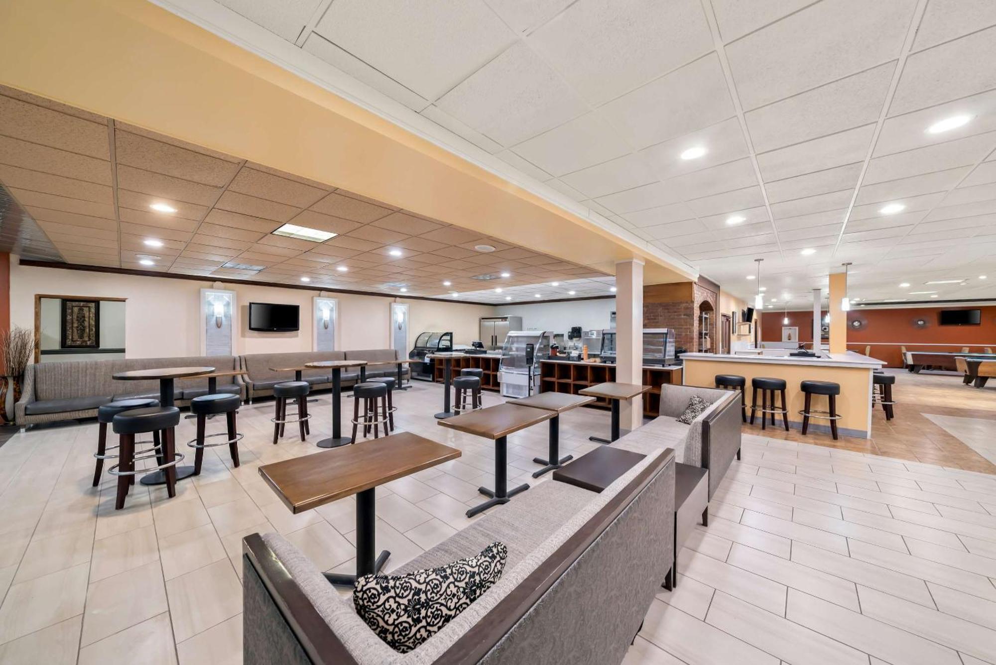 Clarion Inn & Suites And Convention Center Kearney Eksteriør billede