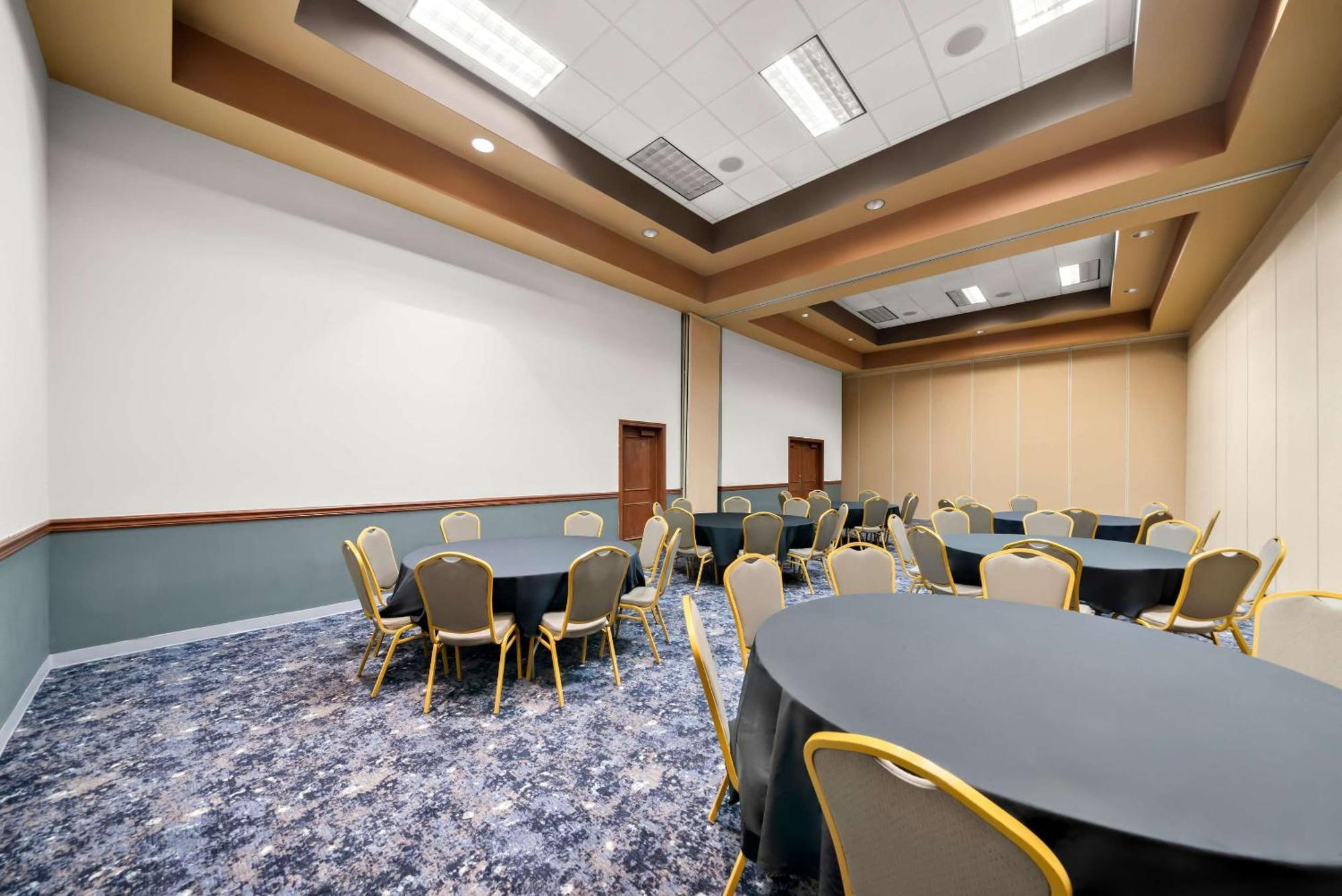 Clarion Inn & Suites And Convention Center Kearney Eksteriør billede