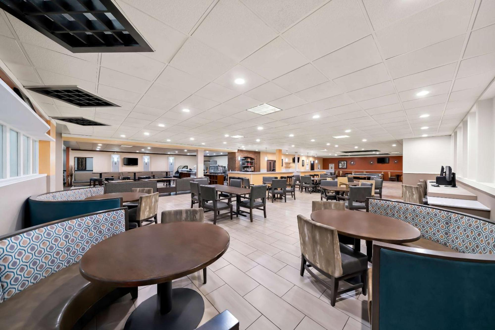 Clarion Inn & Suites And Convention Center Kearney Eksteriør billede