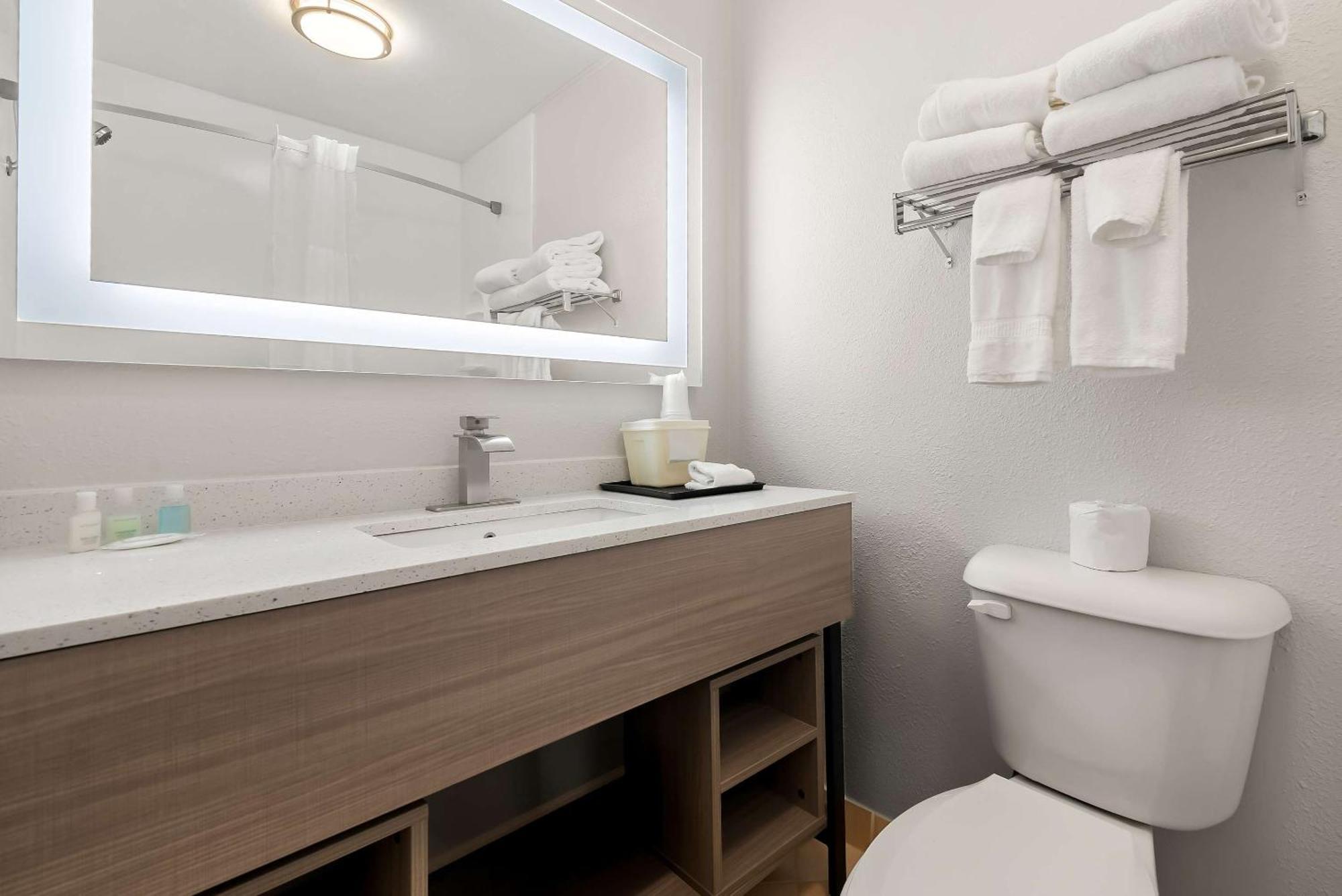 Clarion Inn & Suites And Convention Center Kearney Eksteriør billede