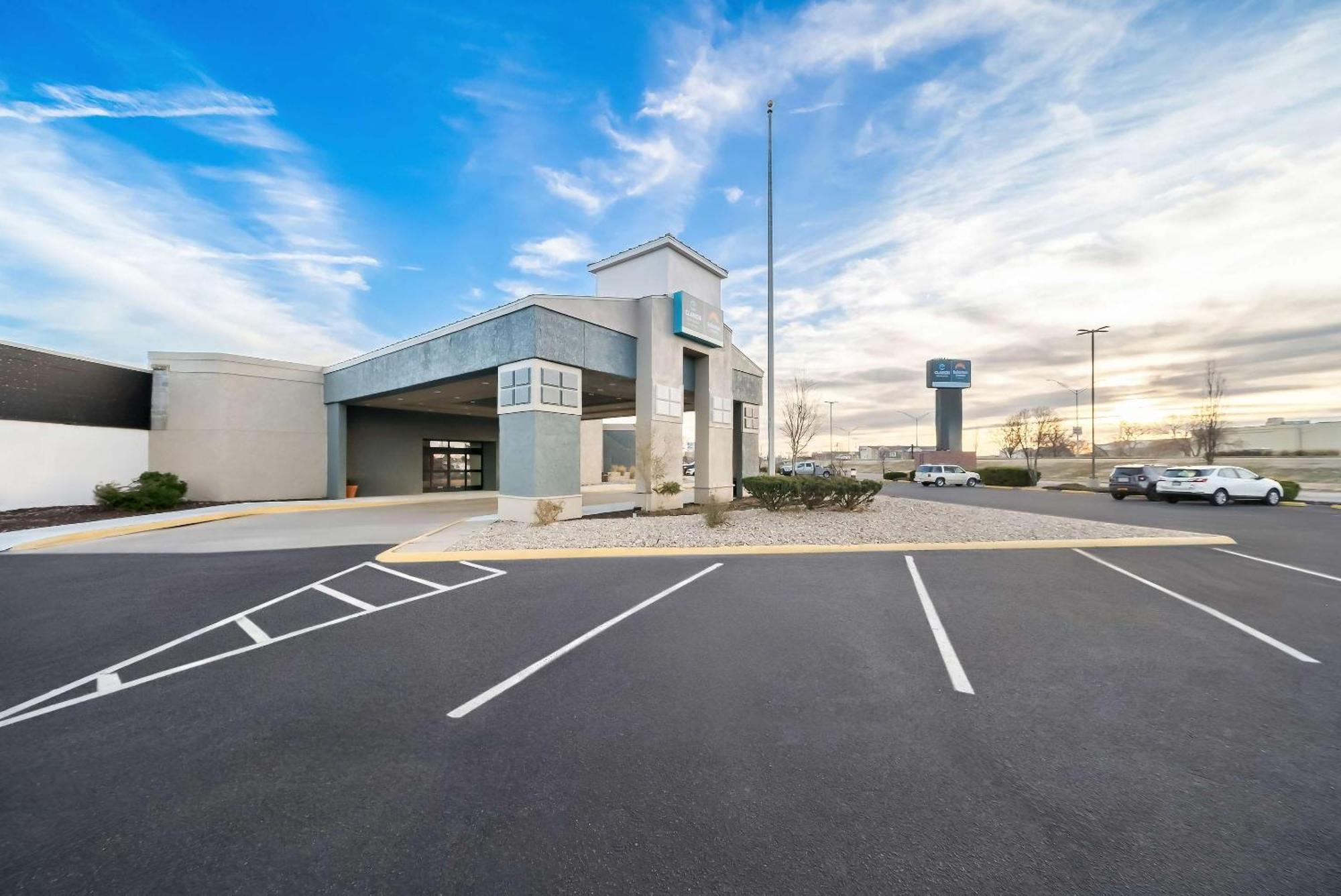 Clarion Inn & Suites And Convention Center Kearney Eksteriør billede